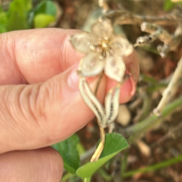 Vintage Floral Filigree Brooch - Picture 14 of 17